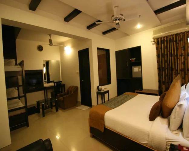 1 Bedroom Standard Quadruple Family room with balcony and with city view