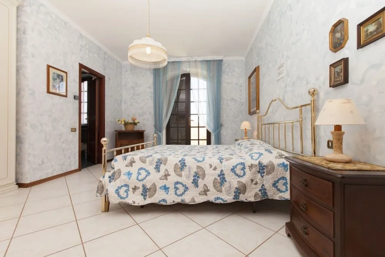 5 Bedrooms Villa