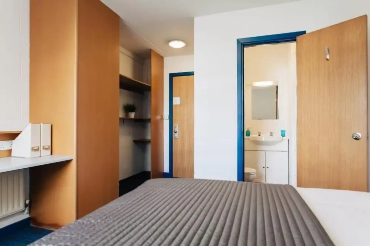 3 Bedrooms Apartment