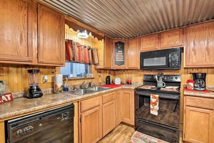 Relaxing Hochatown Cabin w/ Deck & Hot Tub!