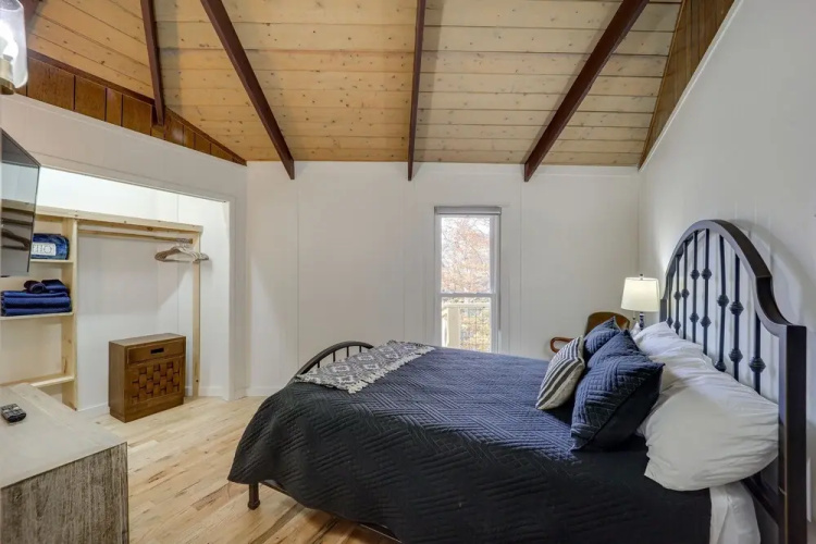 Beech Mountain Cabin w/ Hot Tub: 1 Mi to Slopes!