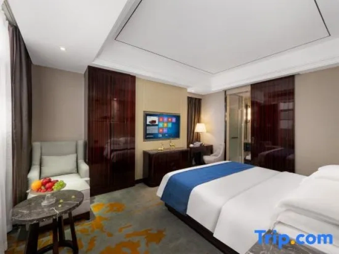 1 Bedroom Business Suite with courtyard view