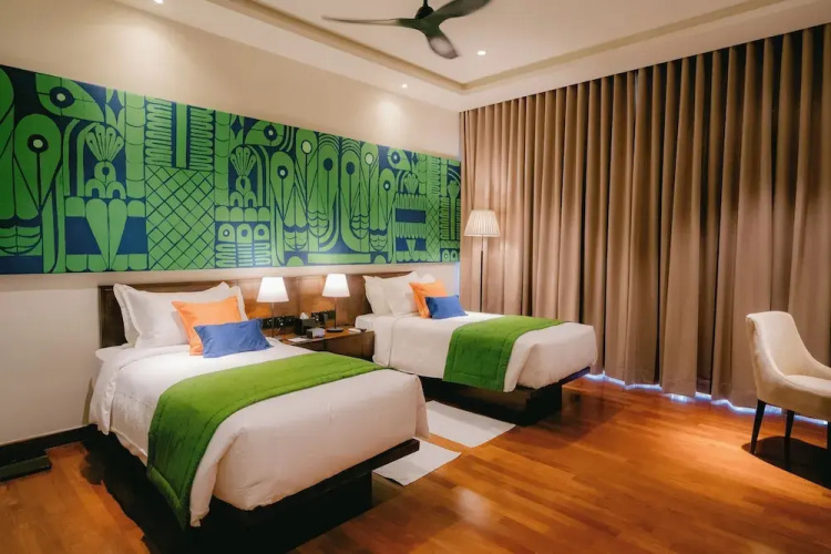 Waters Edge Hotel