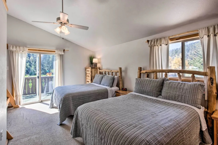 Cozy Red River Alpine Condo w/ Mountain Views