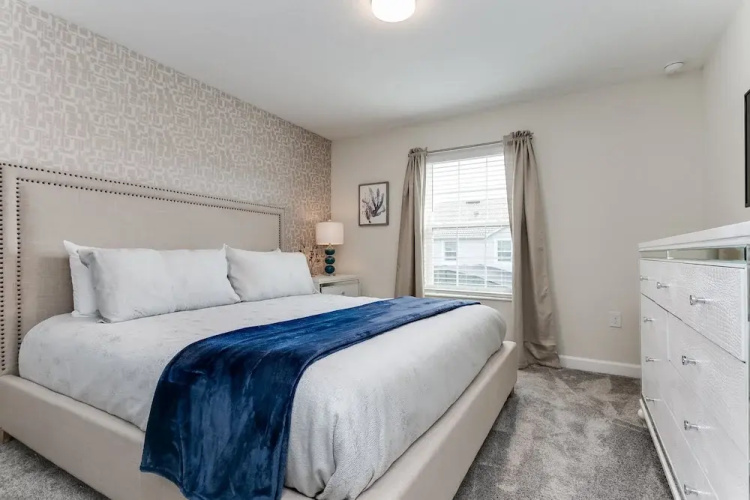 4bed 3Ba Storey Lake Home w. Pool