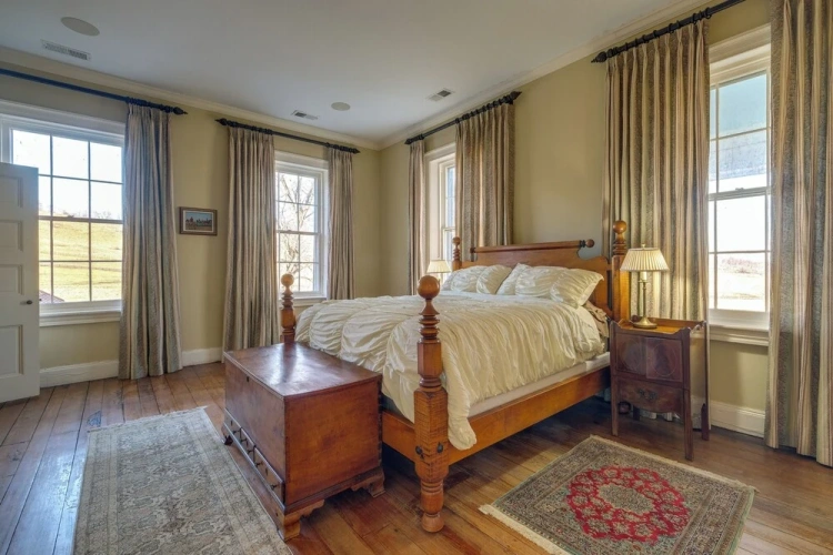 6 Bedrooms Villa