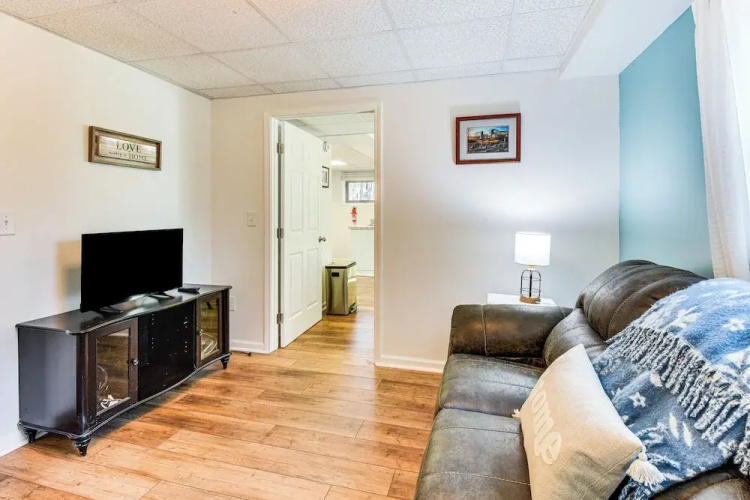 2 Mi to Toccoa Falls: Cozy Getaway w/ Yard!