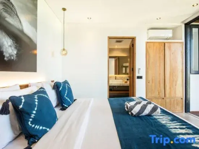 5 Bedrooms Villa