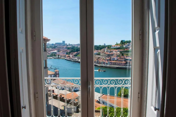 Amazing Riverside Balcony 2Br Apartment