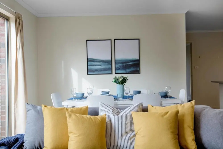Spacious Lovely Home In Point Cook