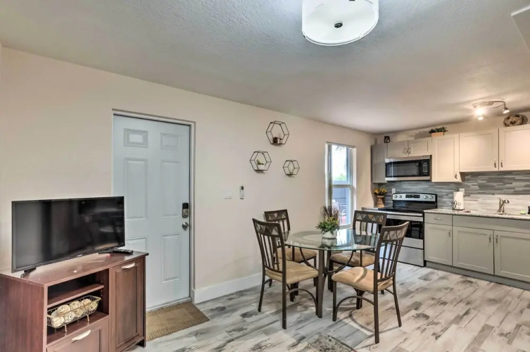 Inviting Apartment < 2 Mi to Riviera Beach!
