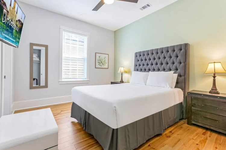 Chic 4 BR Condo - Large Pool - Perfect Location