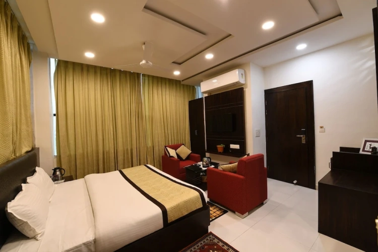Standard Quadruple Family room