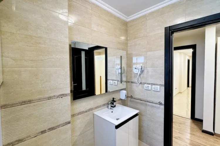 Calm & Classy 2BR - 5 min to Airport