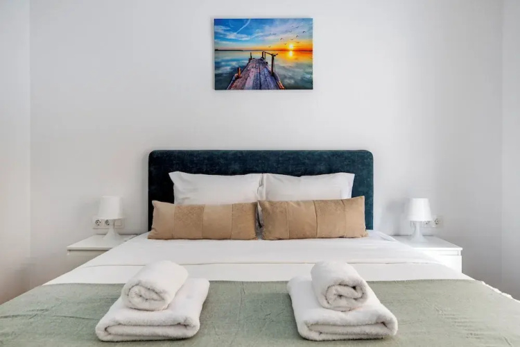 Cozyopolis - Timeless 3-BR in Athens