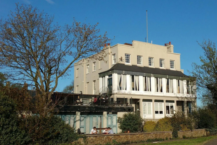 Royal Hotel, Bar & Grill