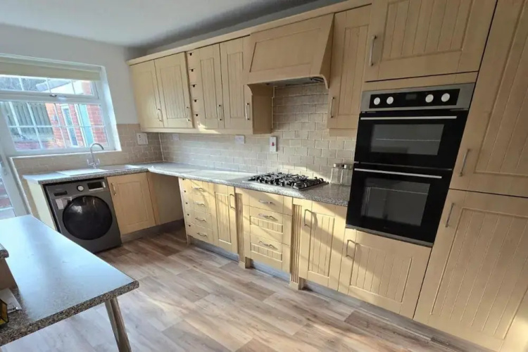 Spacious Central Home - Sleeps 7, Garden & Parking