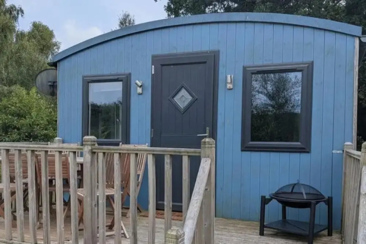 Tranquil Cabin Retreat- Sleeps 2, Parking