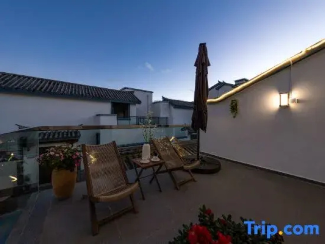 Three Sisters Wenquan Homestay