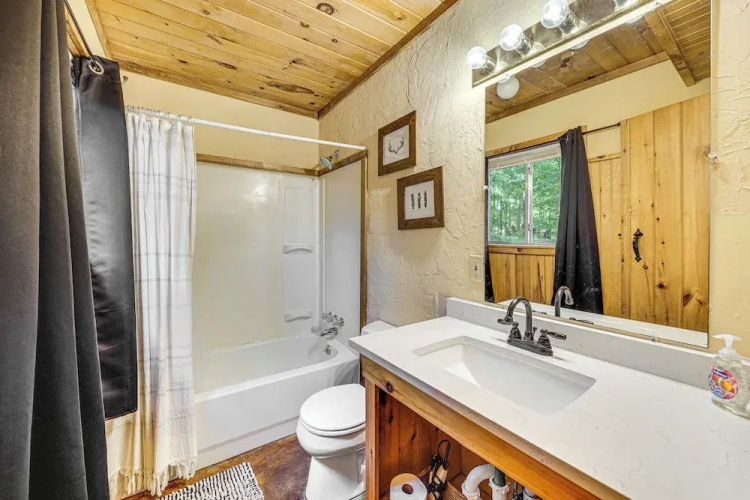 3 Mi to Beavers Bend State Park: Hot Tub Hideaway!