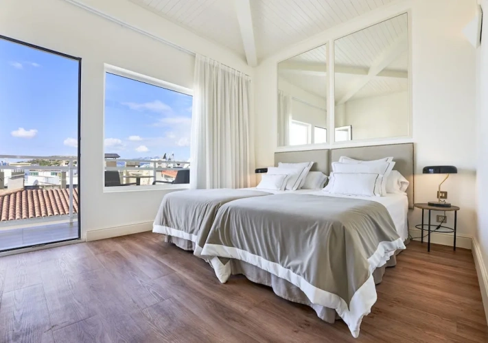 Standard Twin room with balcony and with partial sea view