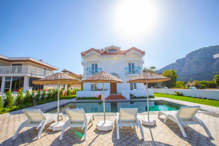 4 Bedrooms Villa
