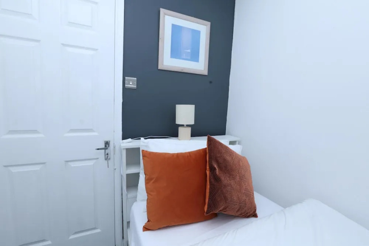 Beautiful 4-bed House in Erith