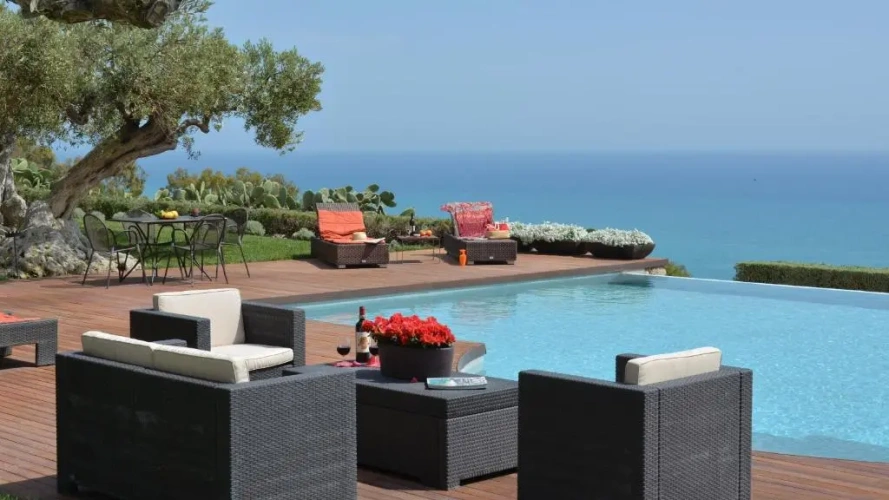 5 Bedrooms Villa