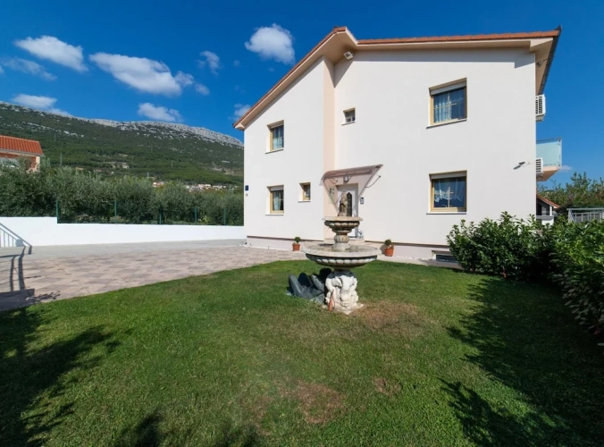 4 Bedrooms Cottage