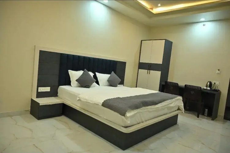 Hotel dinanath Khatoo