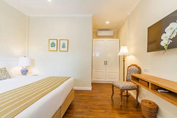 Deluxe room with balcony and with pool view
