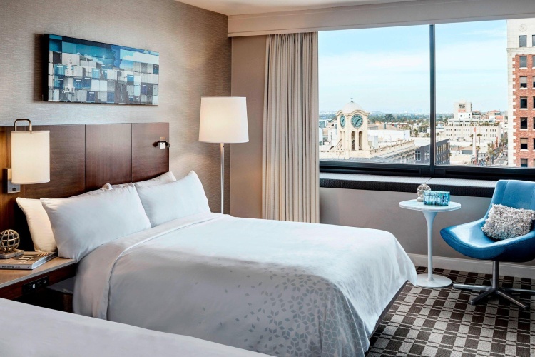 Standard Quadruple Club room with city view