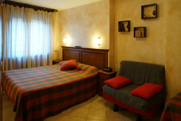 Standard Triple room