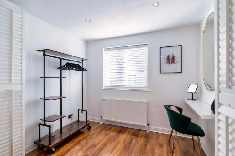 Charming & Central Apt w/ Garden & Free Parking