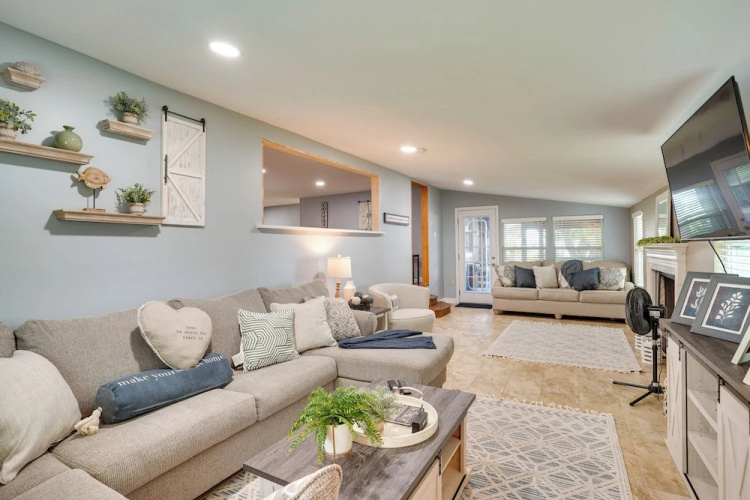 Lakefront Home w/ Screened Porches in Frostproof!