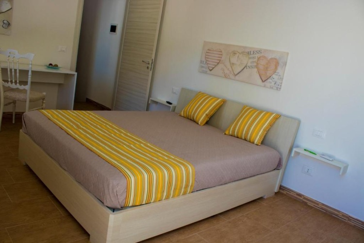 Standard Triple room with garden view