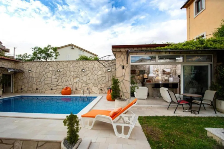 Cozy Studio with Shared Pool in Prčanj Montenegro