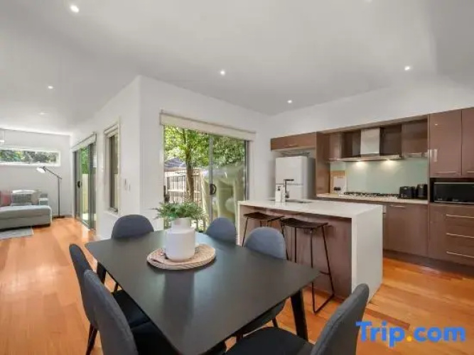 Relaxing Getaway Oasis with Patio in Charming Kew
