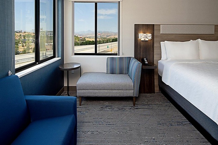 Holiday Inn Express & Suites Valencia - Santa Clarita photo 9