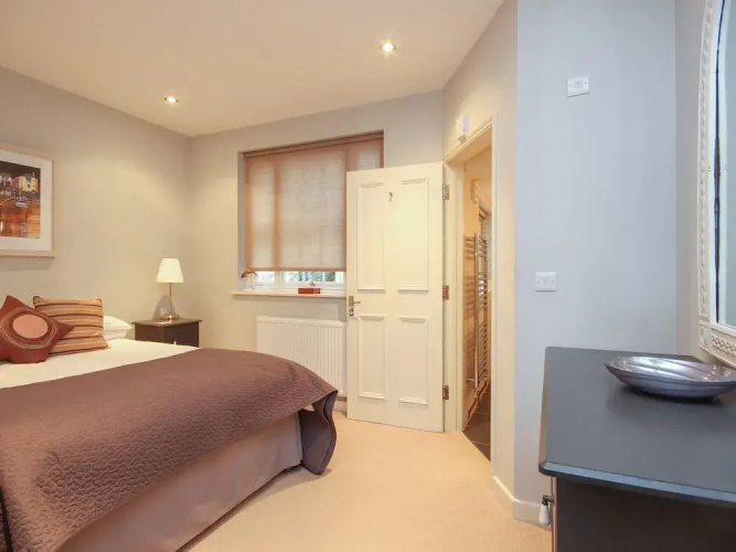 Flat 1, 32 Newcomen Road