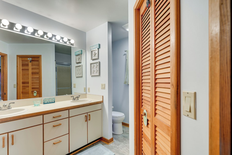 1 Mi to Beach Access: Southern Shores Gem w/ Deck