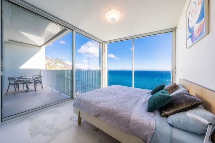 2 Bedrooms Apartment with balcony and with sea view