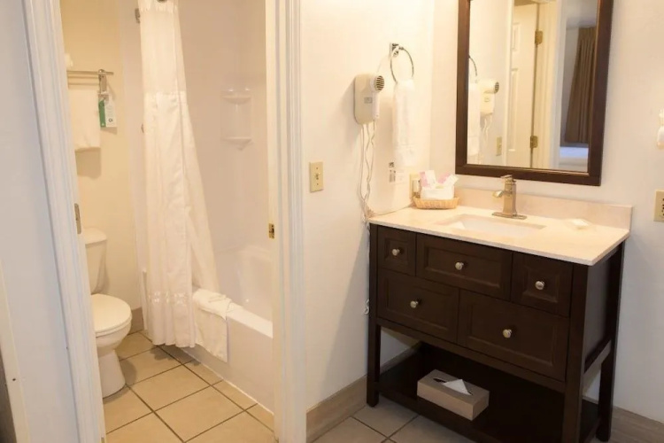 Pines Inn & Suites