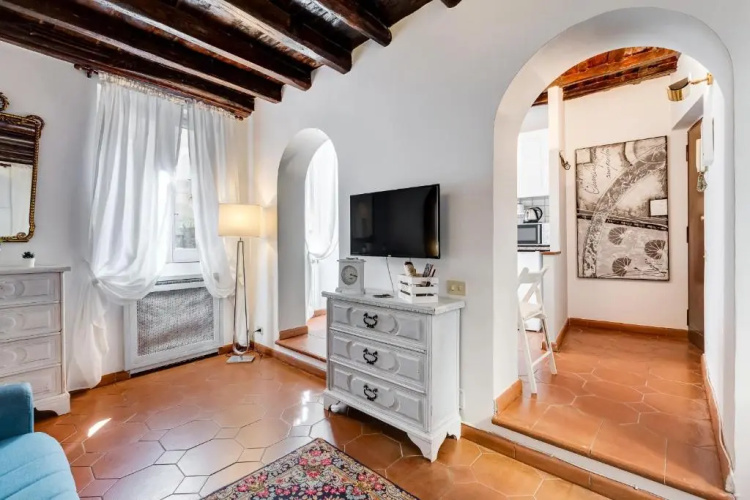 White Coronari Apartment