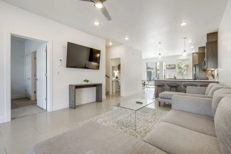 4 Bedrooms Apartment