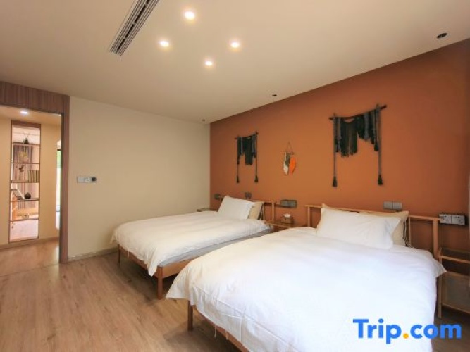 2 Bedrooms Suite with courtyard view