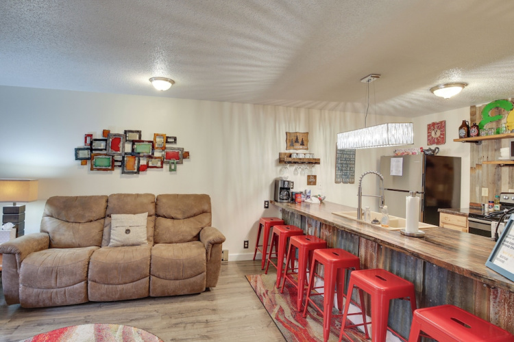 Walkable Lead Condo: 5 Mi to Terry Peak Ski Area!