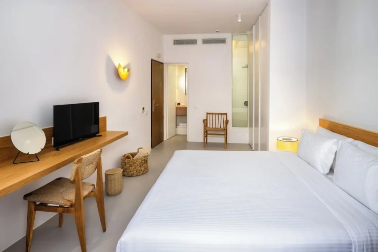 Honeymoon Outdoor Heated Tub Suite with sea view