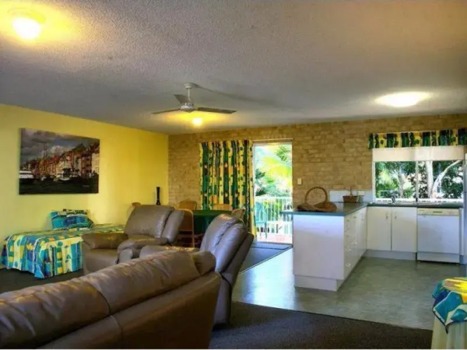 Beachside 2 - 3 BDRM Budget Apt Close to Beach