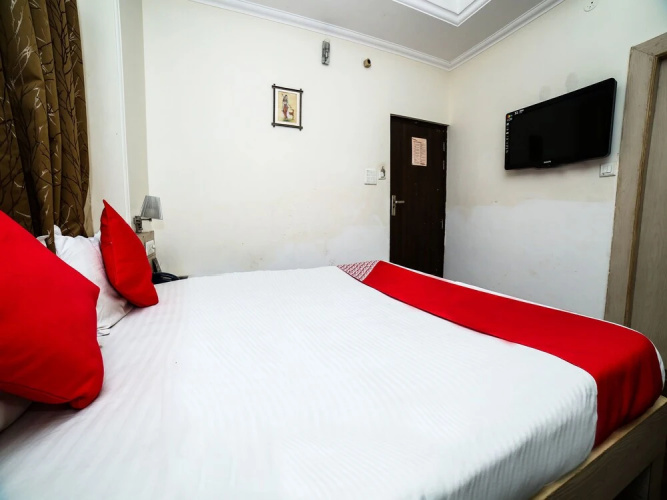 OYO 15248 Hotel Shreemaa